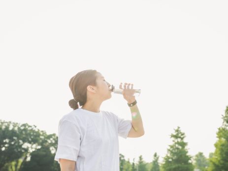 cách bổ sung nước khi đi bộ 02