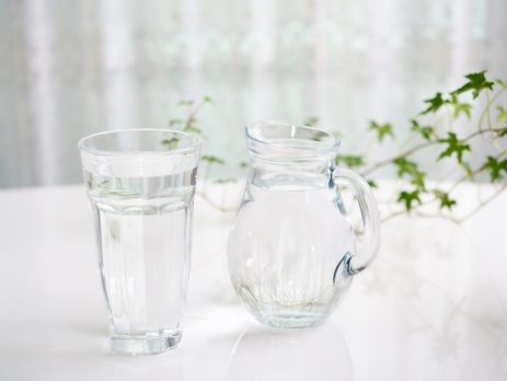 dieu-gi-xay-ra-khi-uong-qua-nhieu-nuoc-04